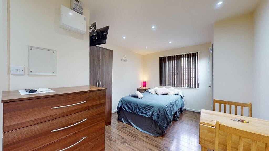 Room Cranhurst Road in Greater London