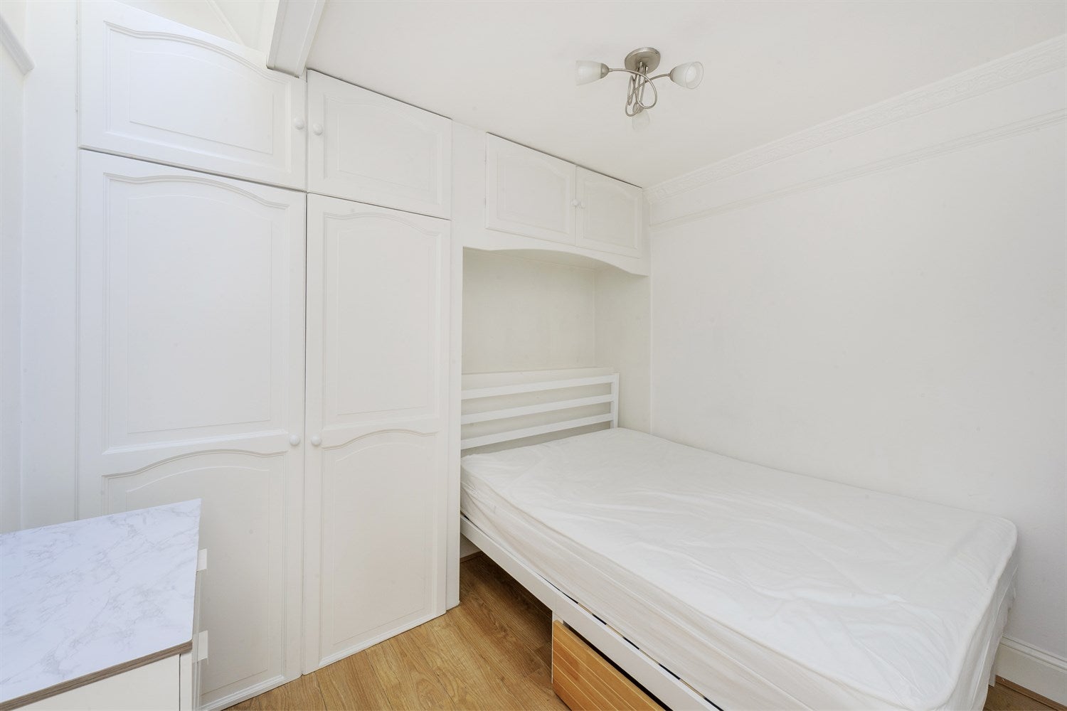 Flat Chesterton Road in Greater London