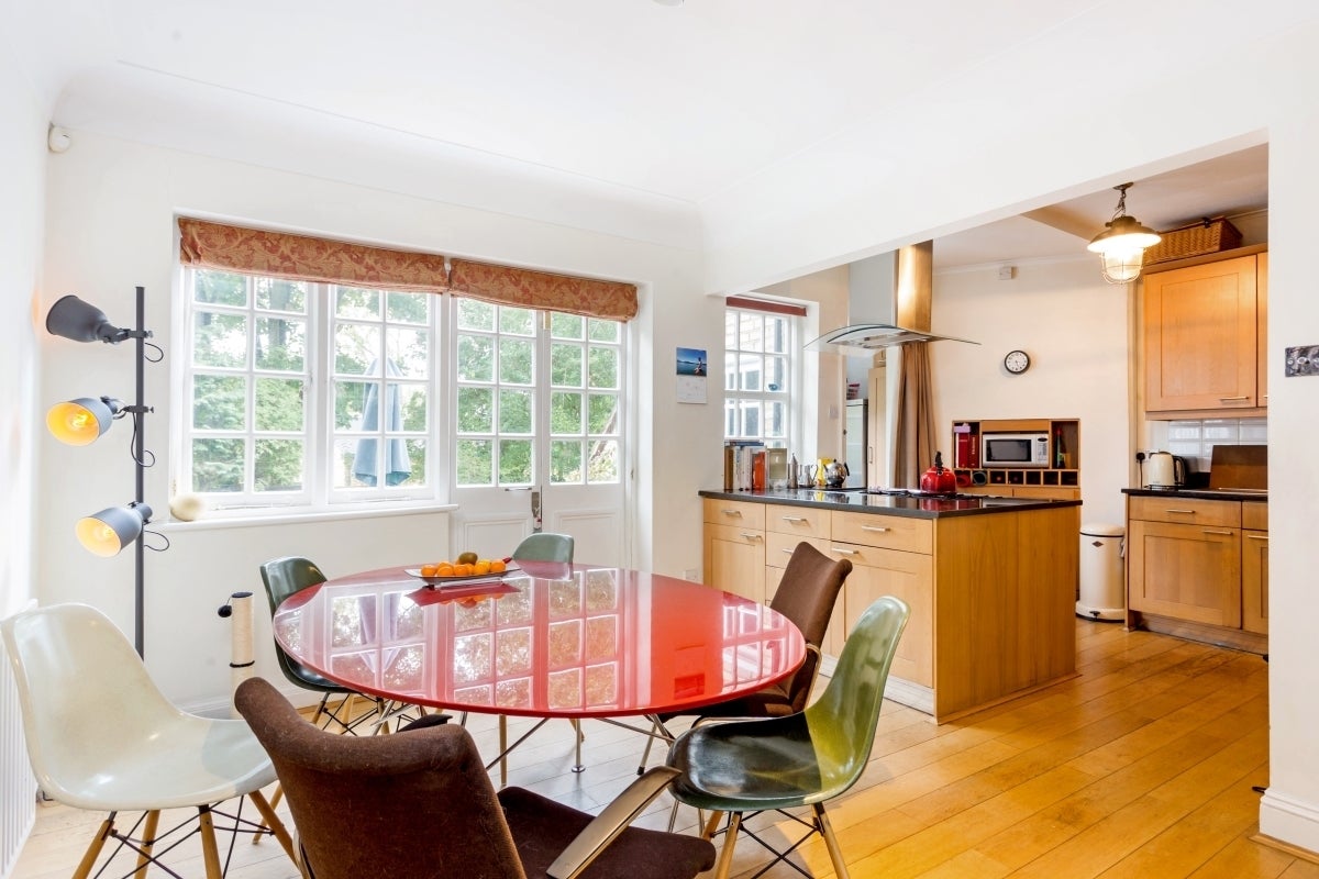 House Cranmore Way in Greater London