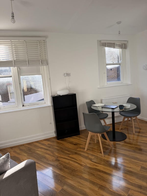 Room Askew Road in Greater London
