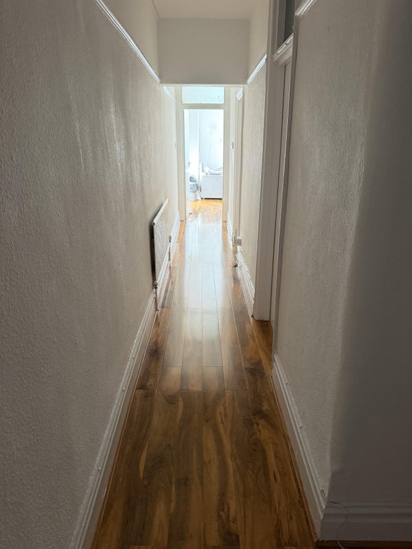 Room Askew Road in Greater London