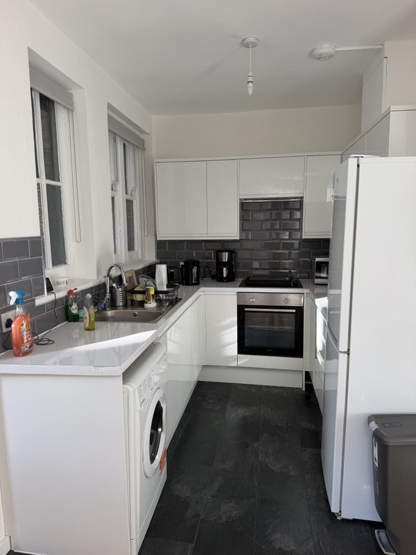 Room Askew Road in Greater London