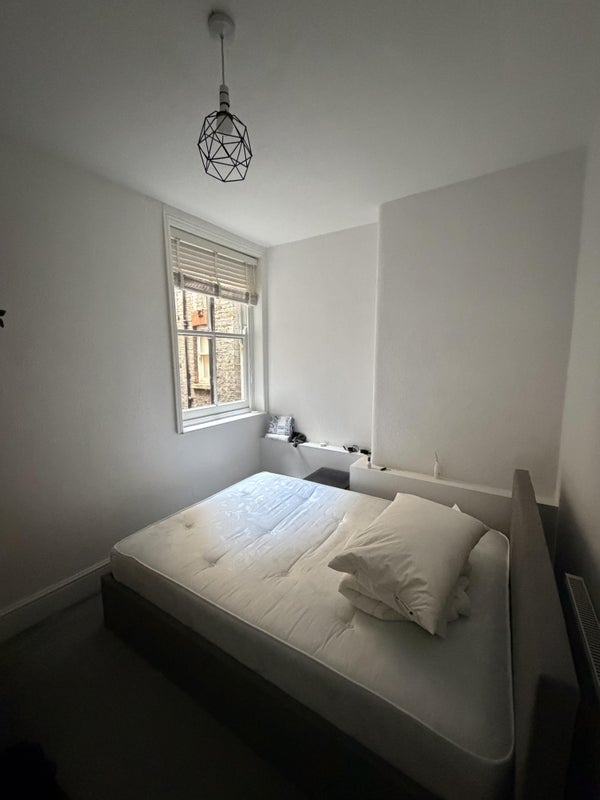 Room Askew Road in Greater London