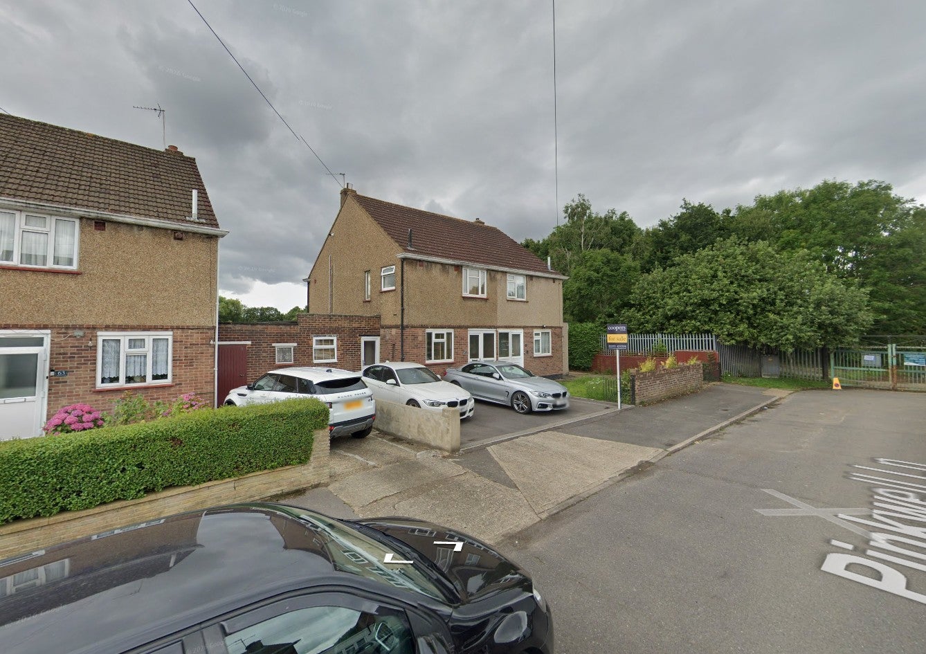 Flat Pinkwell Lane in Greater London