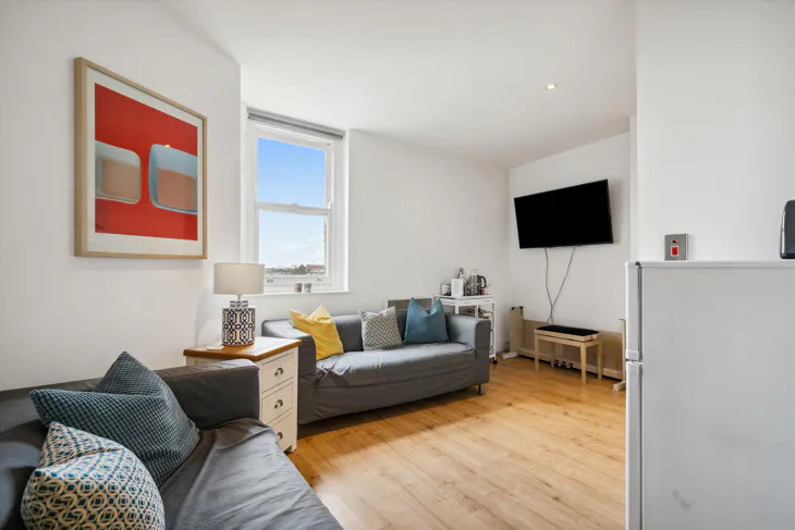 Flat Clapham High Street in Greater London