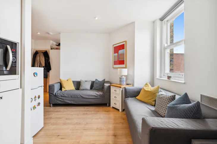 Flat Clapham High Street in Greater London