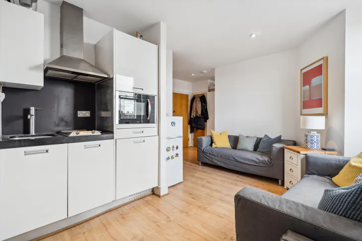 Flat Clapham High Street in Greater London