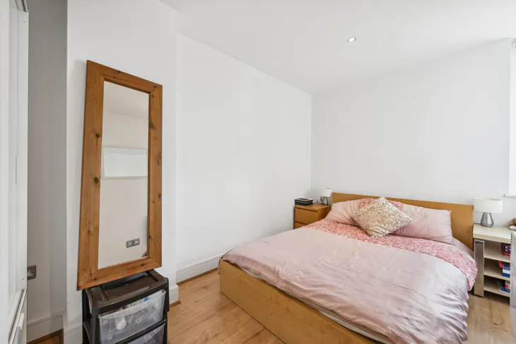 Flat Clapham High Street in Greater London