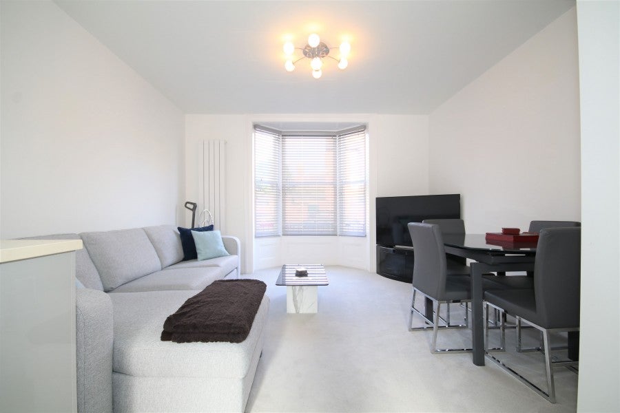 Flat Cross Road in Royal Leamington Spa
