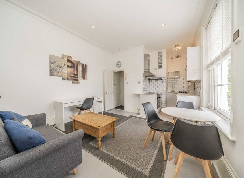 Flat Grafton Square in Greater London