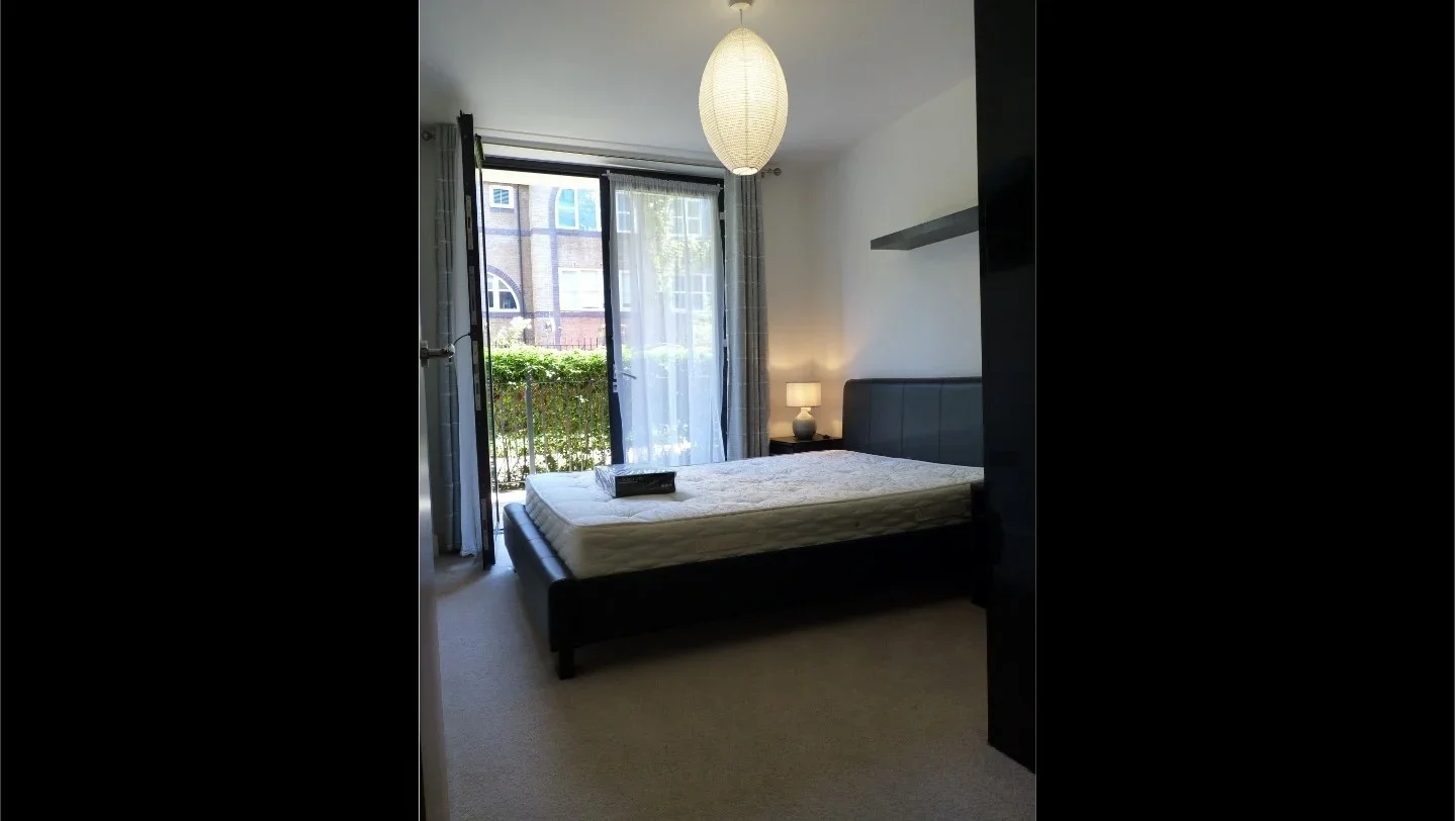 Flat Needleman Street in Greater London