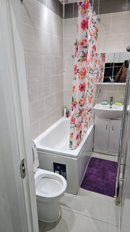 Room Oakfield Road in Greater London