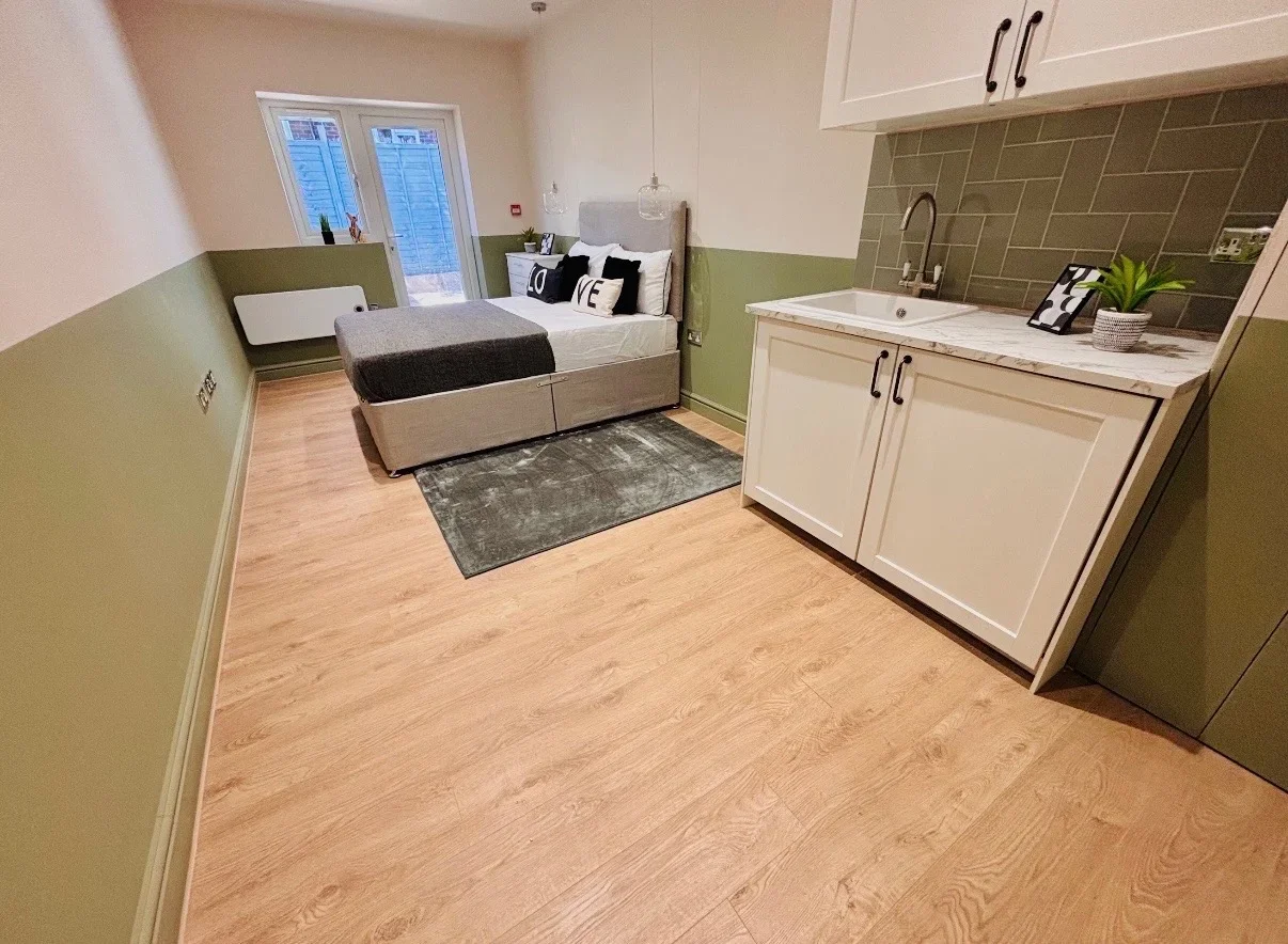 Room Greenford Road in Greater London