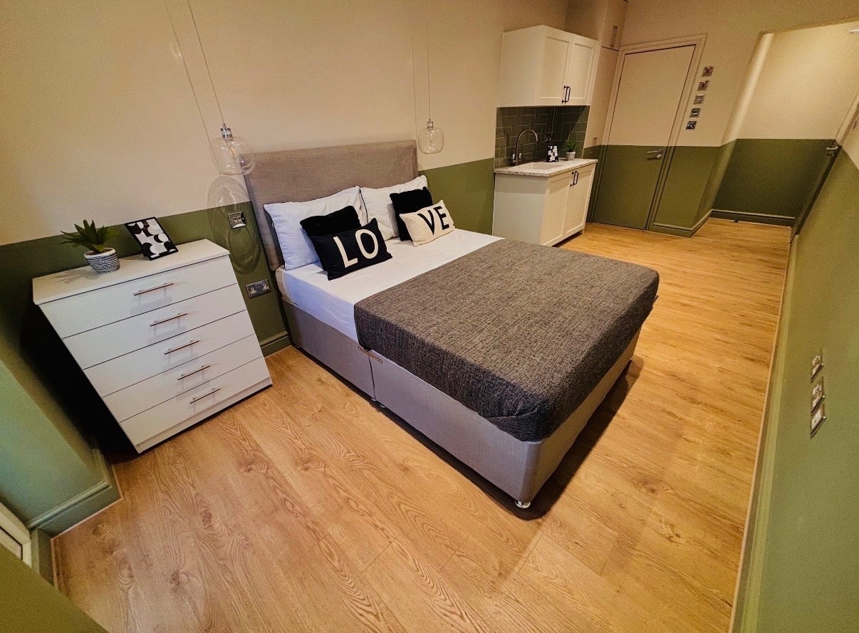 Room Greenford Road in Greater London
