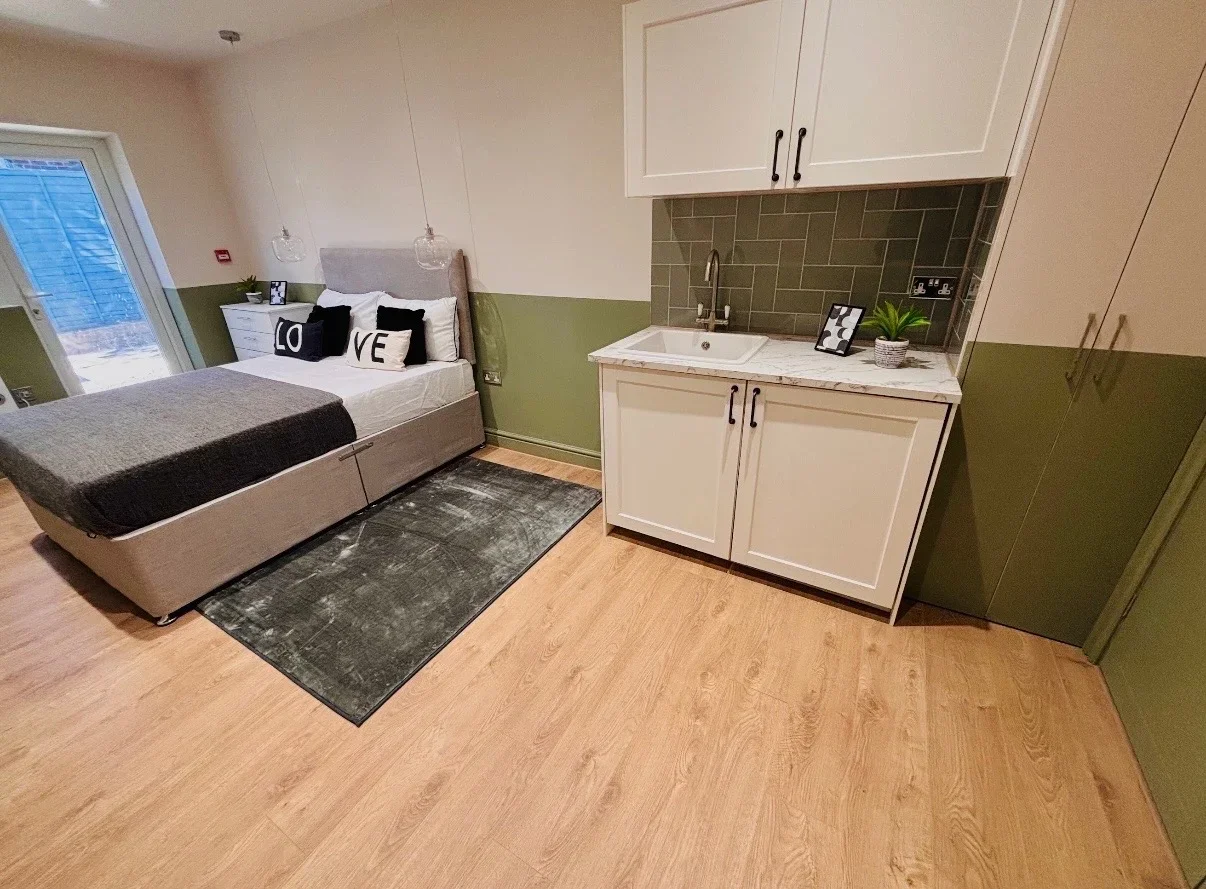 Room Greenford Road in Greater London