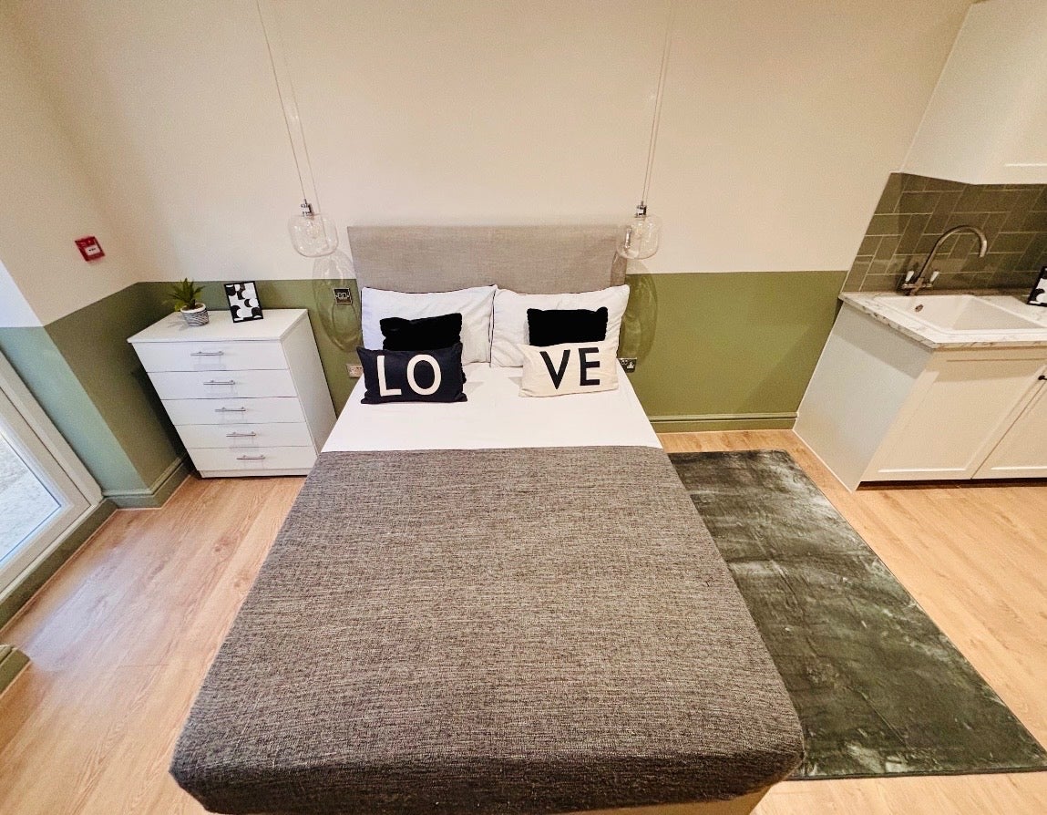 Room Greenford Road in Greater London