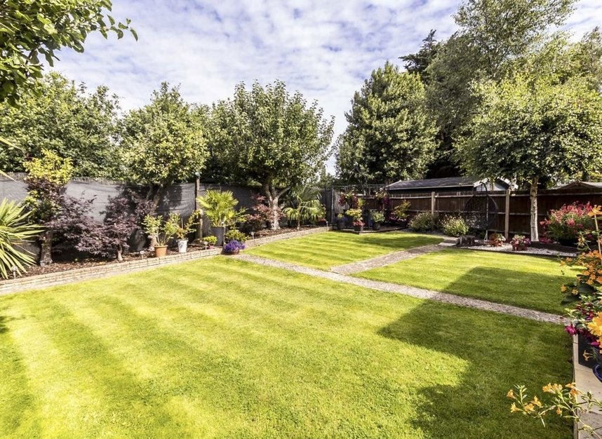 House Beverley Close in Greater London