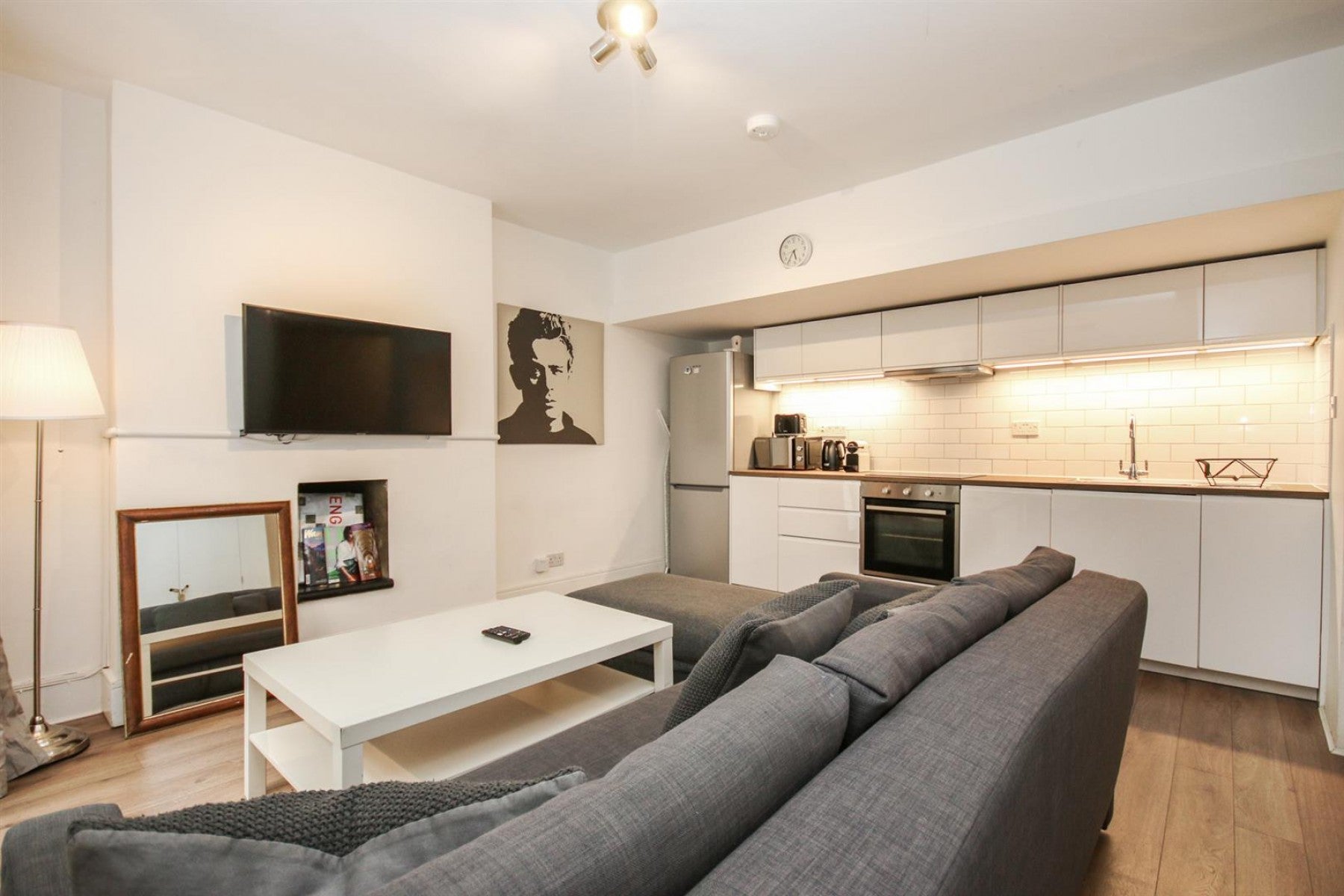Flat Mountgrove Road in Greater London
