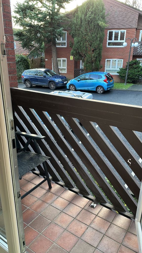 Flat Cedar Close in Greater London