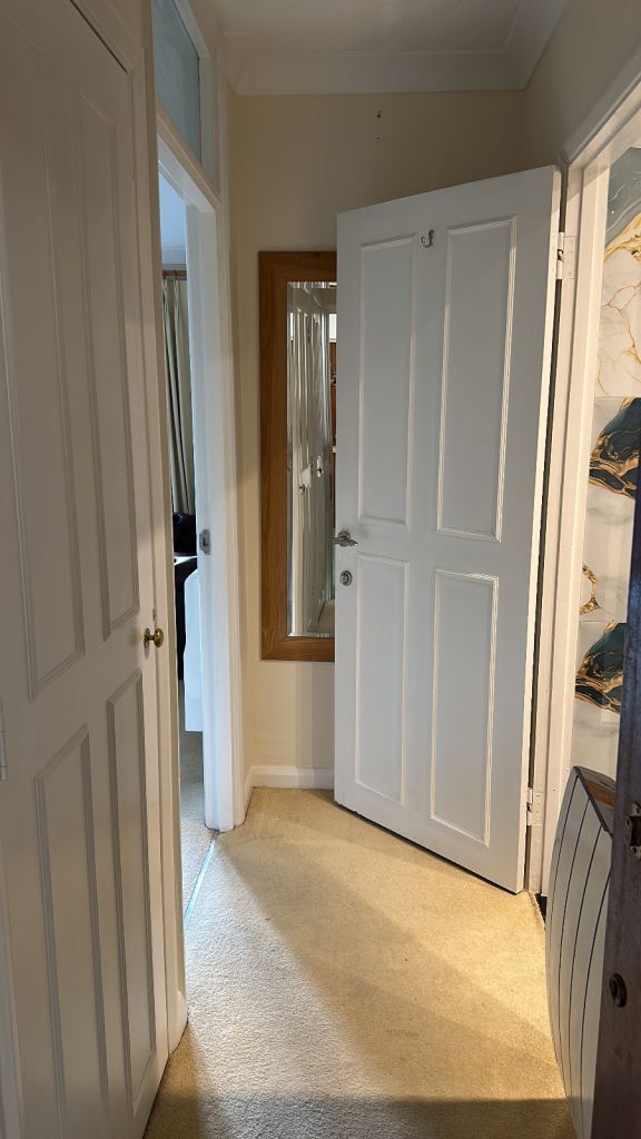 Flat Cedar Close in Greater London