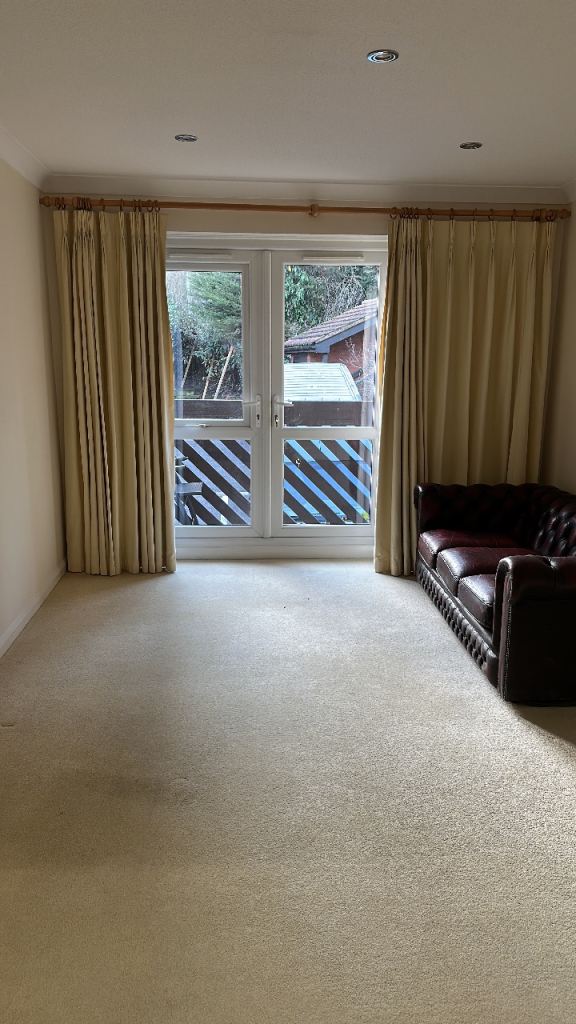 Flat Cedar Close in Greater London