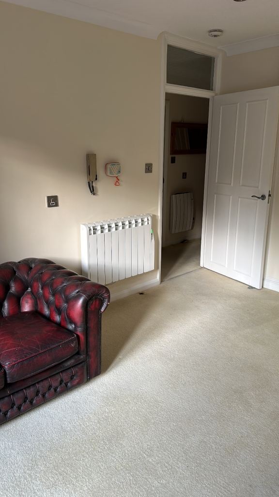 Flat Cedar Close in Greater London