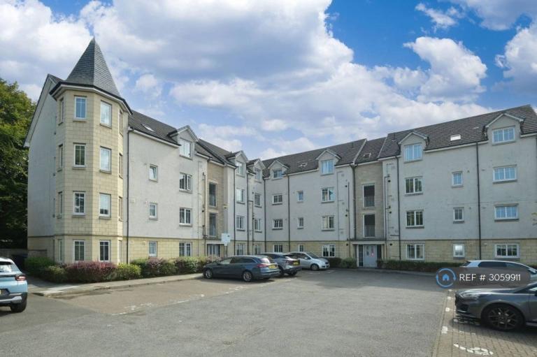 Flat Quarrywood Court in Livingston