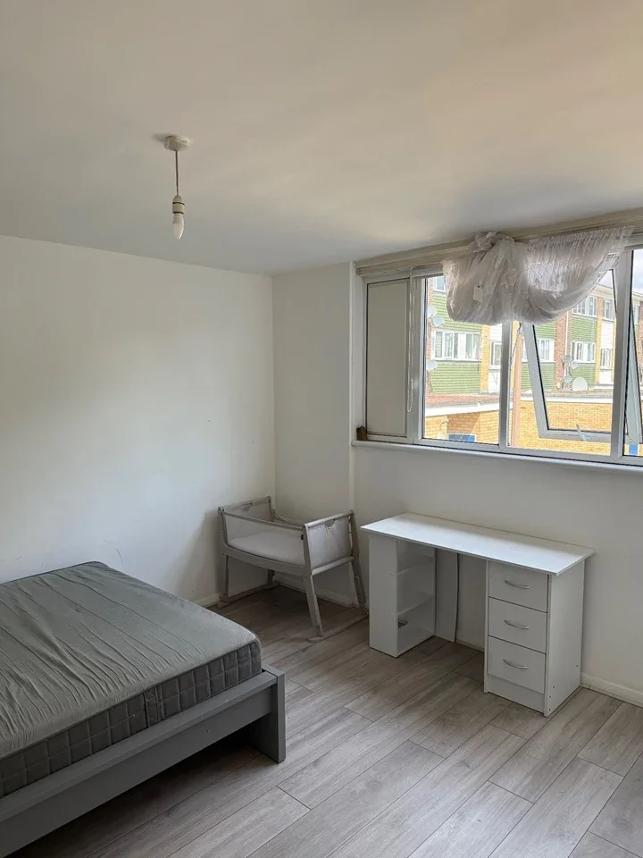 Flat Barnhill Road in Greater London