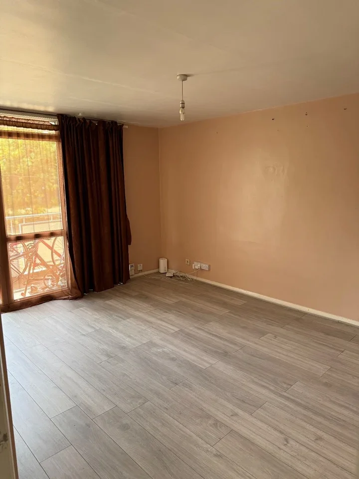 Flat Barnhill Road in Greater London