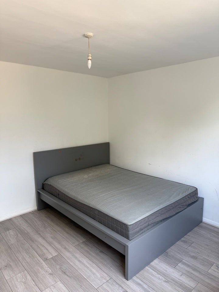 Flat Barnhill Road in Greater London