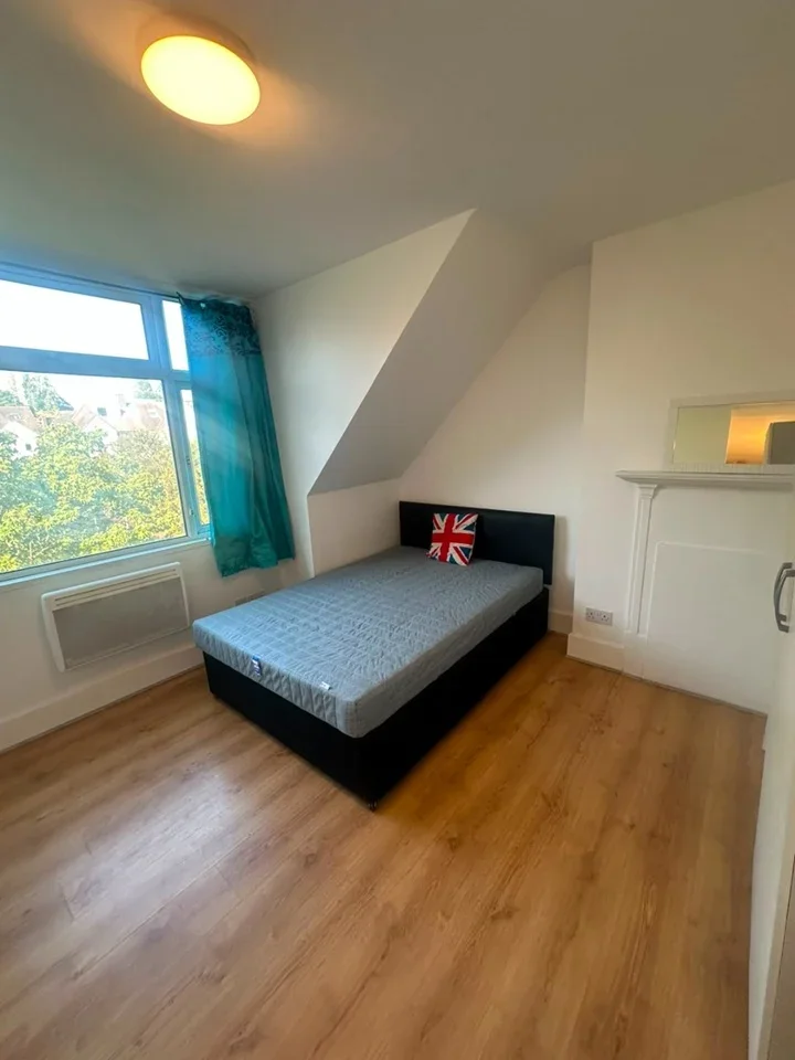 Flat Middleton Road in Greater London