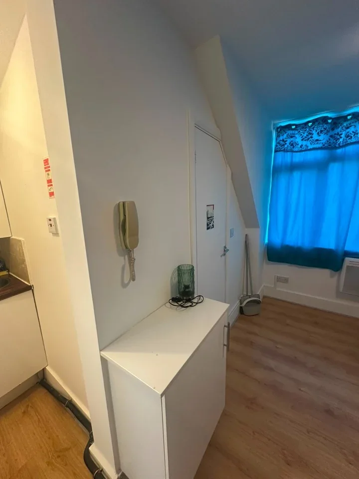 Flat Middleton Road in Greater London