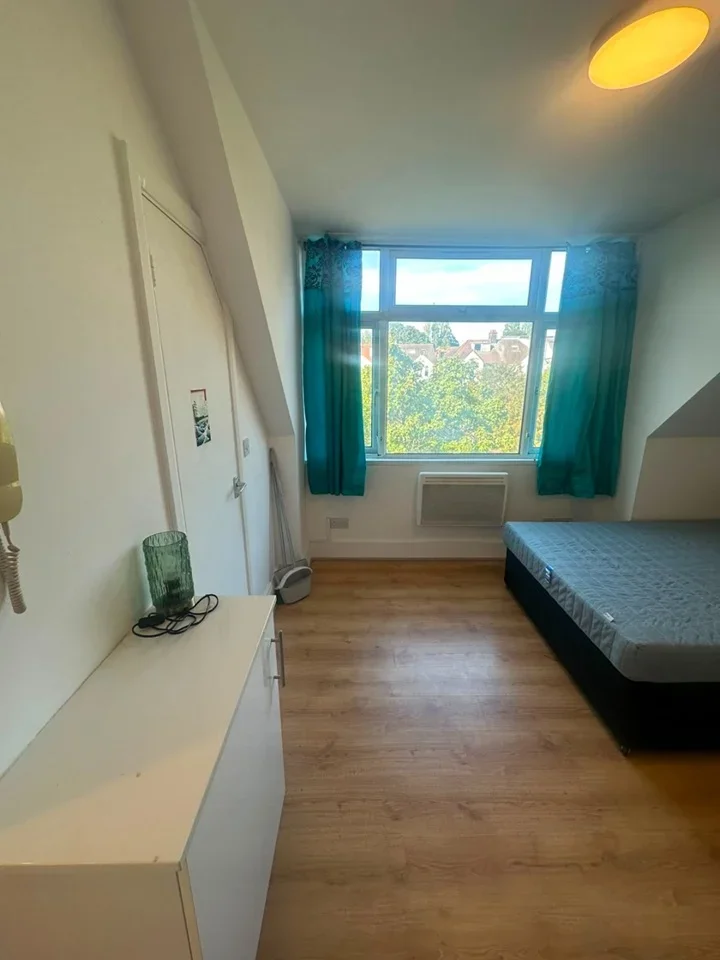 Flat Middleton Road in Greater London