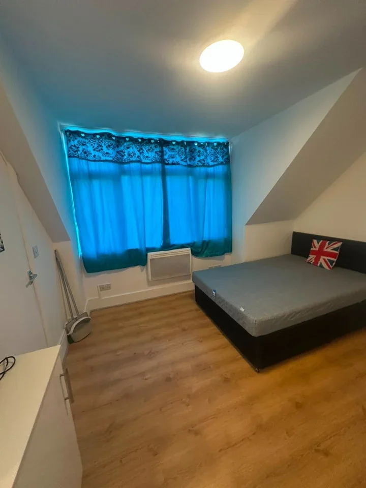 Flat Middleton Road in Greater London