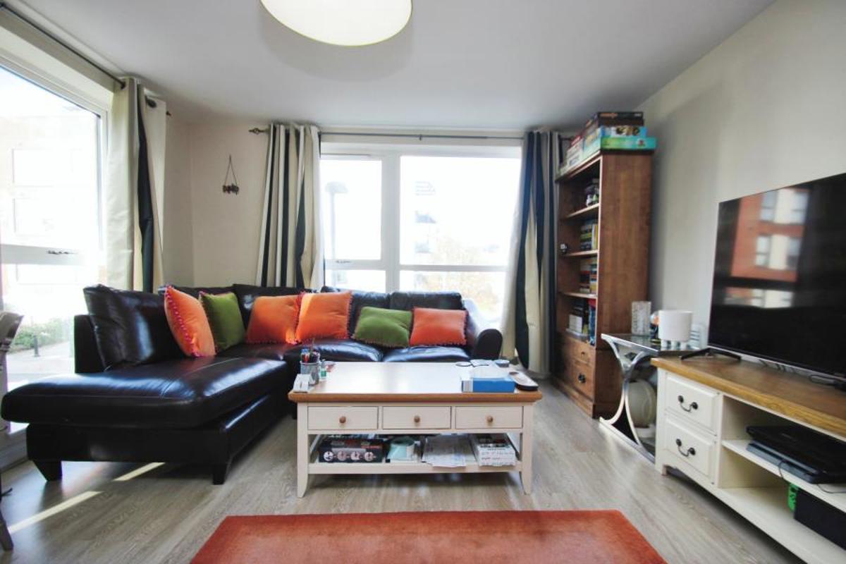 Flat Paxton Drive in Bristol