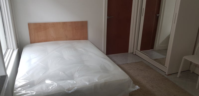 Flat Chestnut Avenue in Greater London