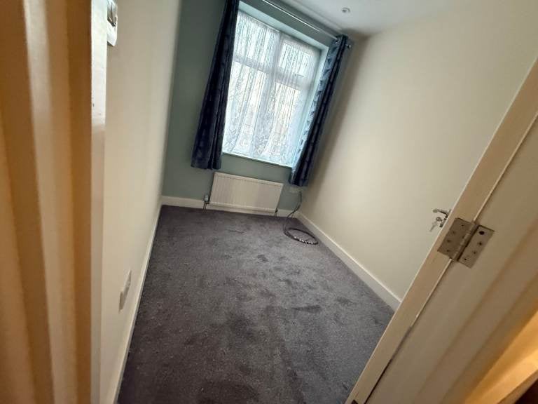 Flat Harrow Road in Greater London