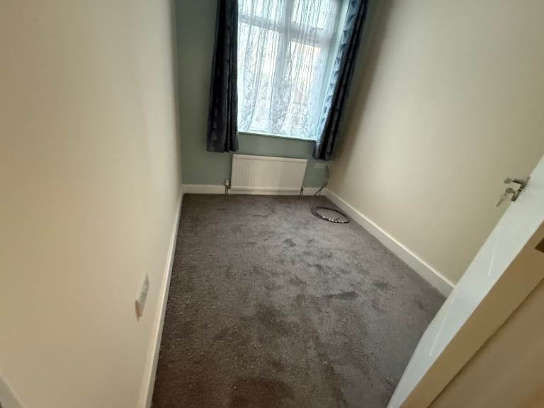 Flat Harrow Road in Greater London