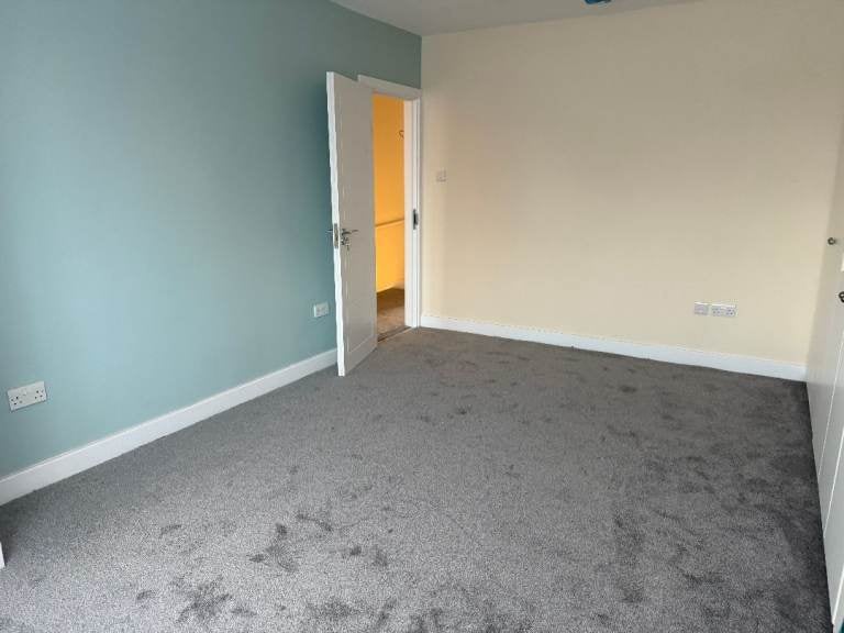 Flat Harrow Road in Greater London