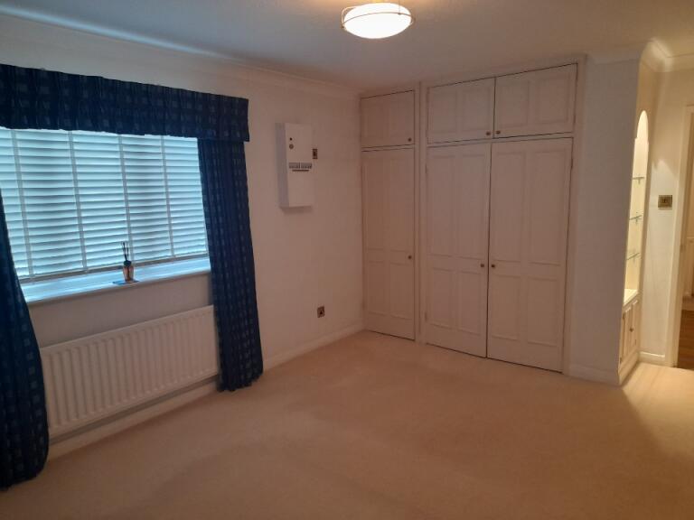 Flat Newton Court in Old Windsor