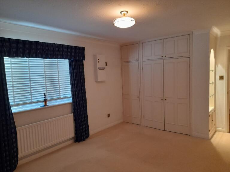 Flat Newton Court in Old Windsor