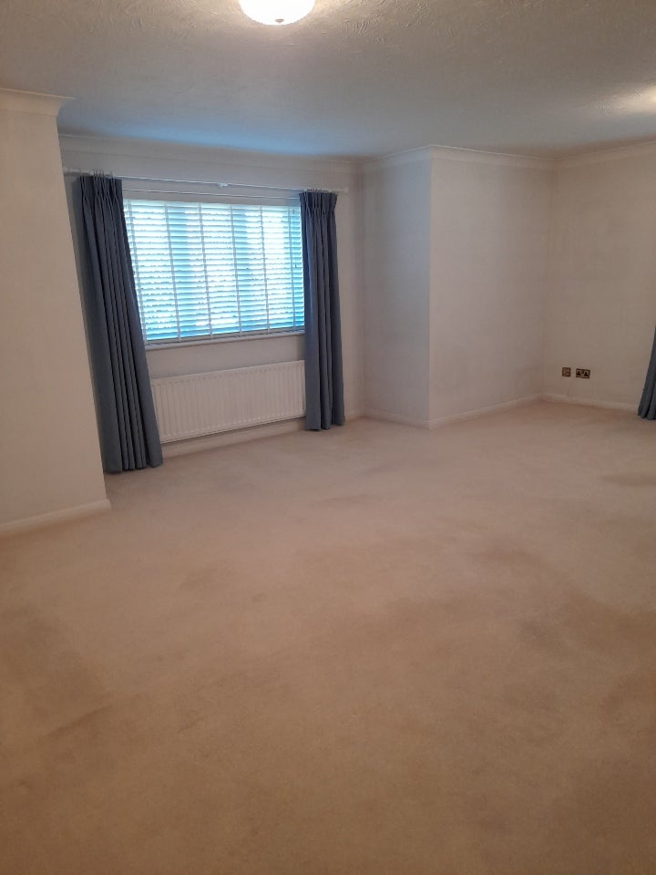 Flat Newton Court in Old Windsor