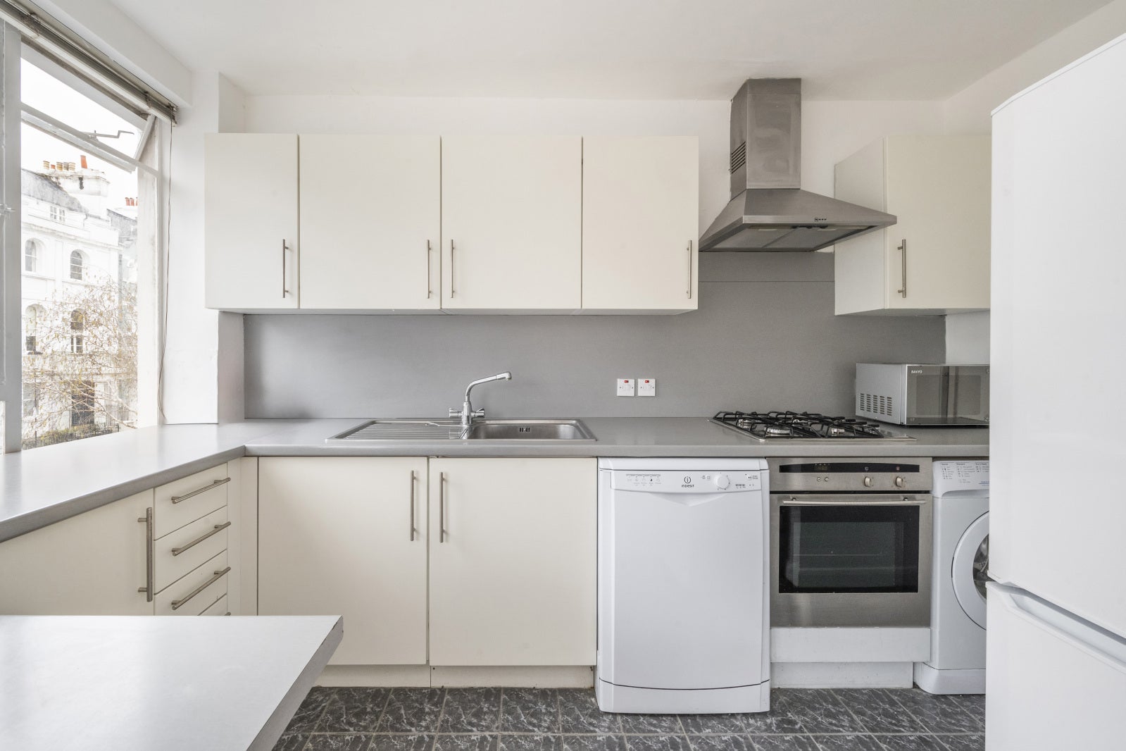 Flat Lansdowne Road in Greater London