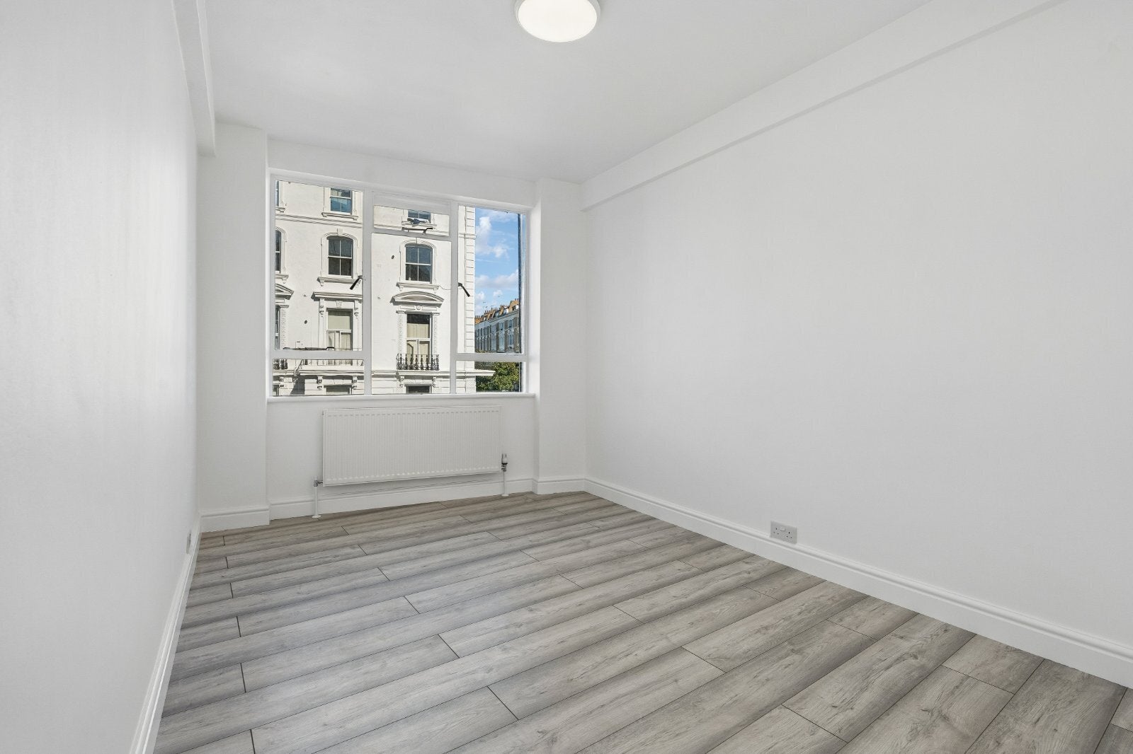 Flat Lansdowne Road in Greater London