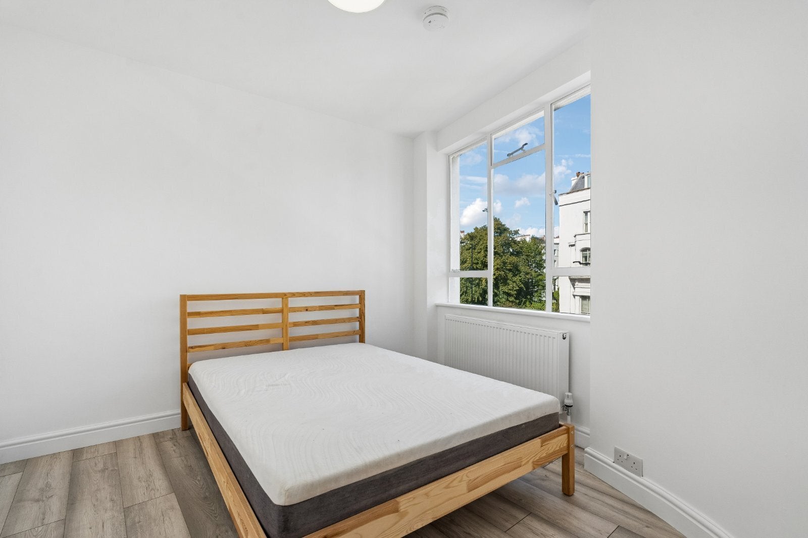 Flat Lansdowne Road in Greater London