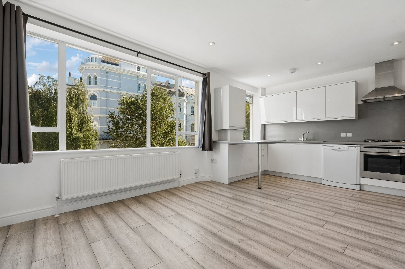 Flat Lansdowne Road in Greater London