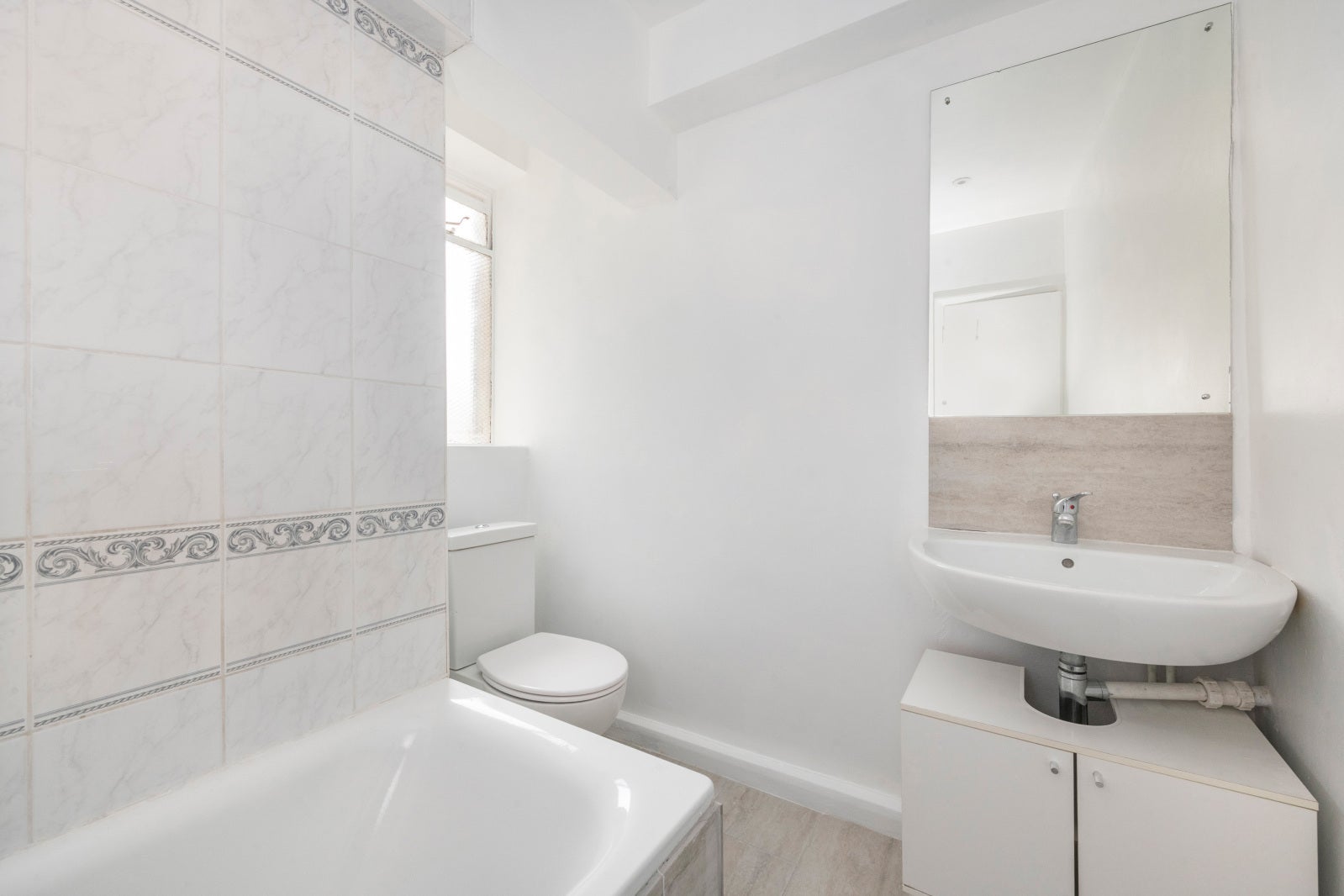 Flat Lansdowne Road in Greater London