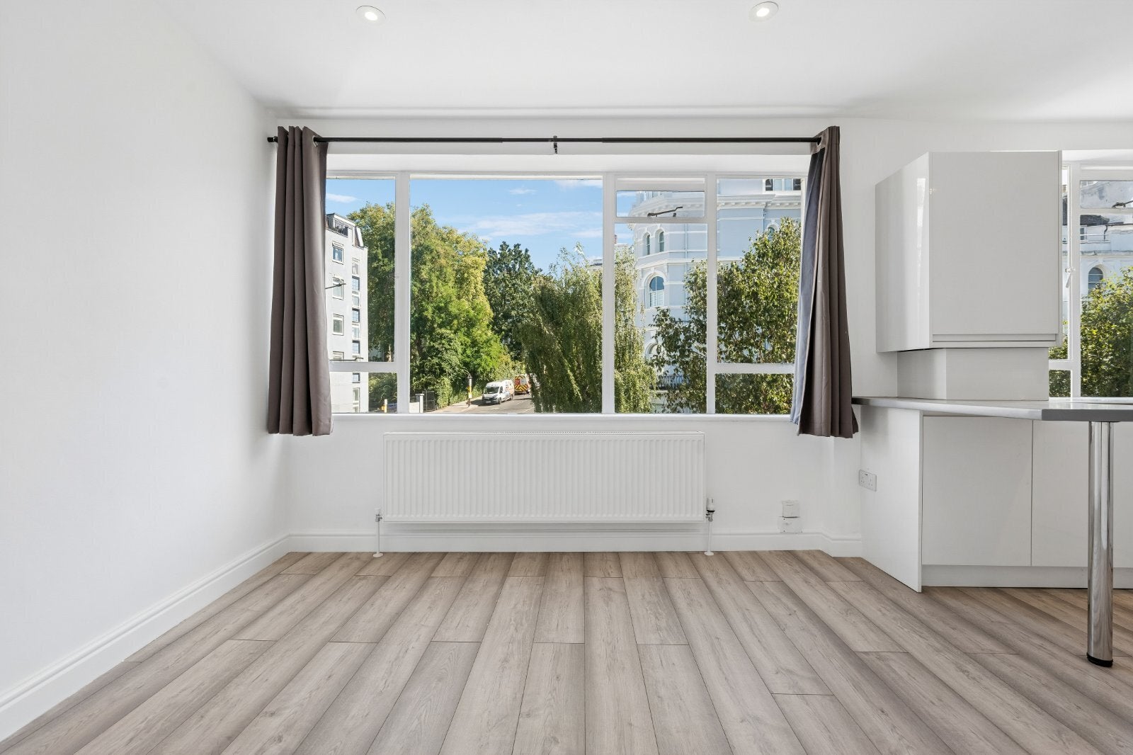 Flat Lansdowne Road in Greater London