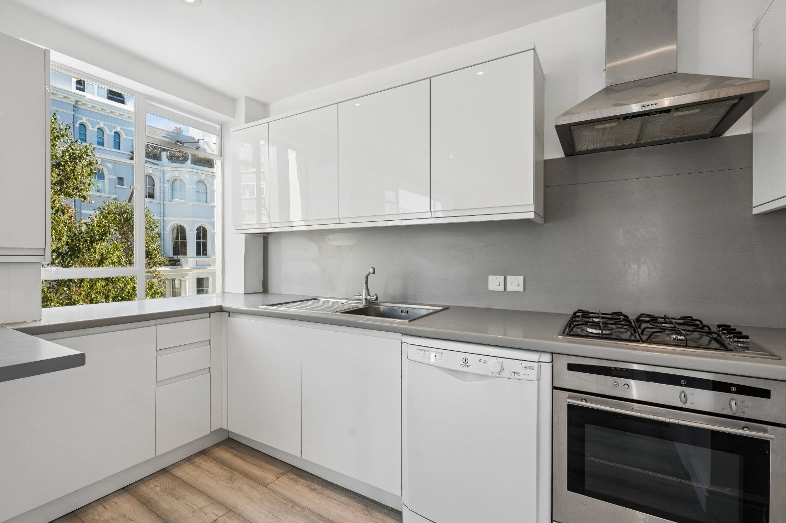 Flat Lansdowne Road in Greater London