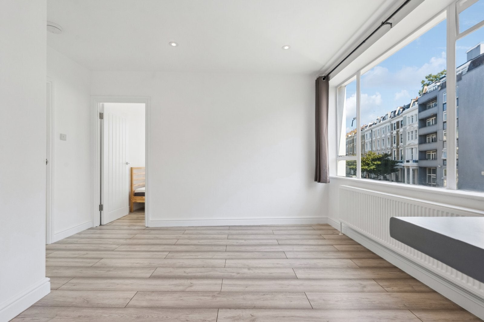 Flat Lansdowne Road in Greater London